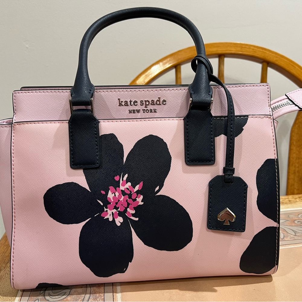 🌸Kate Spade Cameron Satchel
Crossbody Floral